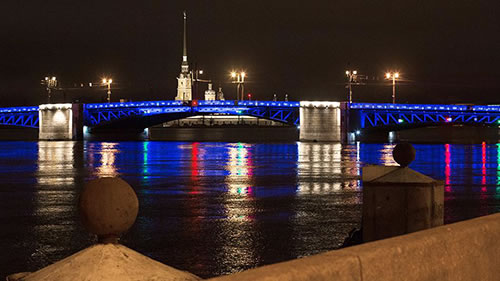 В Петербурге на Дворцовом мосту включат синюю подсветку в знак поддержки людей с аутизмом